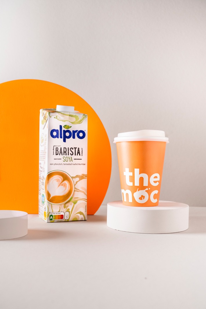 Roboter trifft Kaffee und Pflanzendrinks - Alpro kooperiert mit vollautomatisierter Coffeebar &quot;the moc&quot;