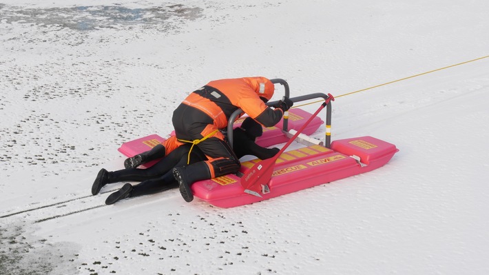 FW Celle: Auf den Ernstfall vorbereitet - Eisretter der Feuerwehr Celle einsatzbereit!