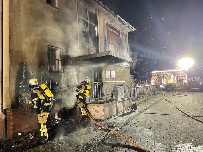 FW-E: Brennt Mülltonne an Hauswand, Raucheintritt in das Gebäude - keine Verletzten