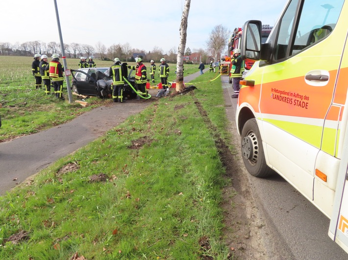 POL-STD: 27-jähriger Autofahrer bei Unfall in Hammah schwer verletzt