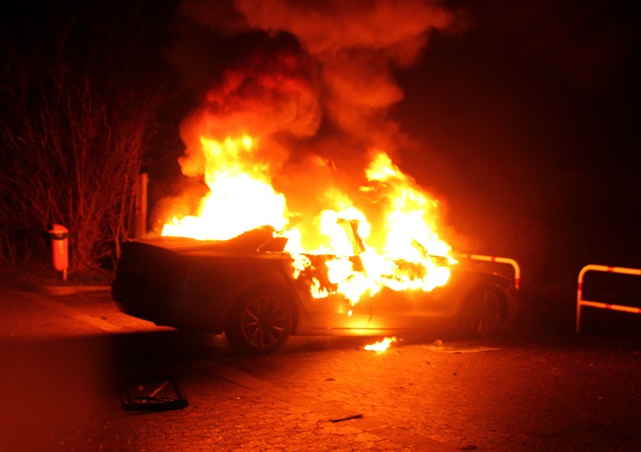POL-MI: Auto geht in Flammen auf