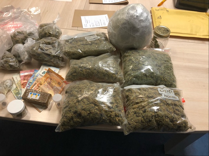 POL-D: Garath - Dealerwohnung aufgeflogen - 1,5 Kilogramm Marihuana, 1,5 Kilo Amphetamin und 16.250 Euro sichergestellt - 22-Jähriger festgenommen - Haftrichter