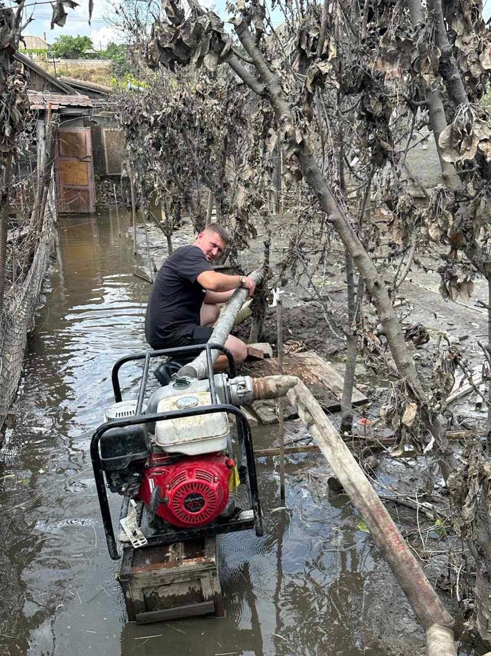 Ukraine: Nach der Staudammexplosion verschärft sich die humanitäre Lage / Nothilfe mit Wasser und Nahrung für lange Zeit notwendig / Johanniter unterstützen bei der täglichen Versorgung.