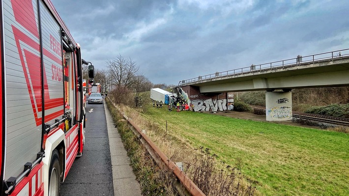 FW-NE: Tanklastzug und Kühltransporter verunglückt | Feuerwehr zeitgleich gefordert