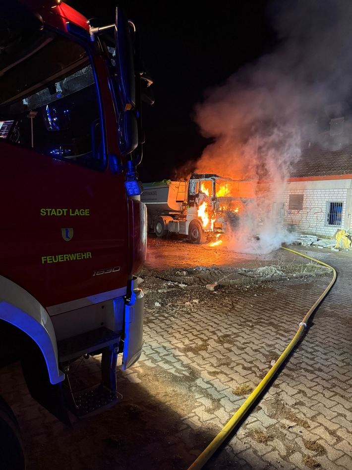 FW Lage: Fahrerhaus eines LKW in Vollbrand