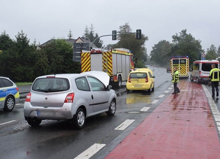 POL-HF: Drei Leichtverletzte nach Verkehrsunfall - Auffahrunfall an der Mindener Straße