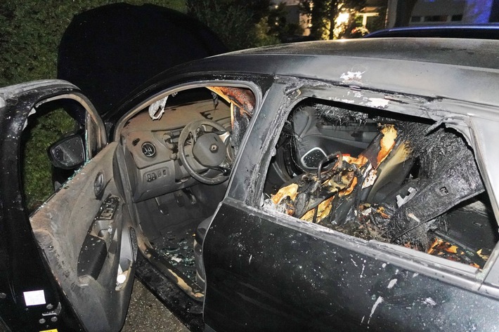 POL-ME: Auto angezündet: Polizei ermittelt und bittet um Hinweise - Monheim am Rhein - 2205010