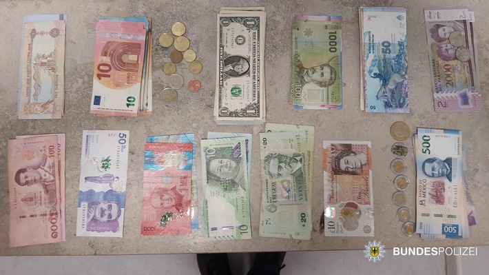 Bundespolizeidirektion München: Ungewöhnlicher Fund in der S-Bahn // Ehrlicher Finder gibt umgerechnet 5.260 Euro ab