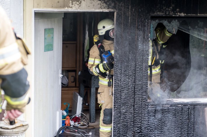 FW Menden: Gartenhausbrand ohne Verletzte