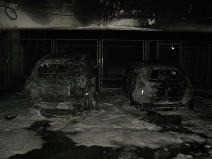 POL-PDWO: Feuer im Parkhaus - Zwei Autos brennen aus