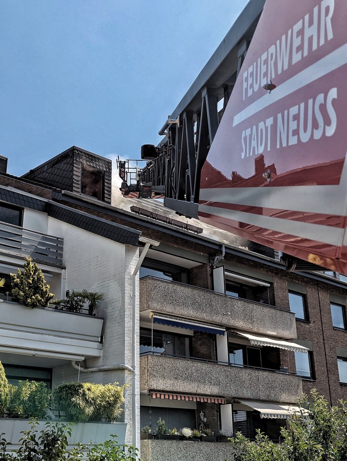 FW-NE: Zimmerbrand im Dachgeschoss eines Mehrfamilienhauses | Keine Personen in der Wohnung