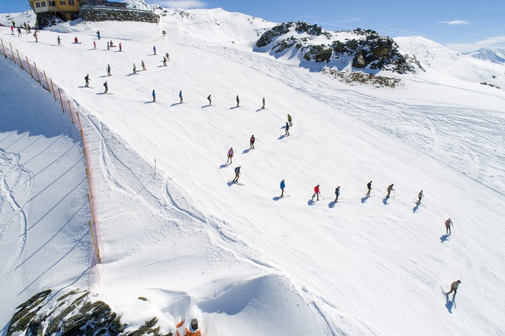 Die längste Ski-Trachtenschlange der Welt in der Zillertal Arena - BILD