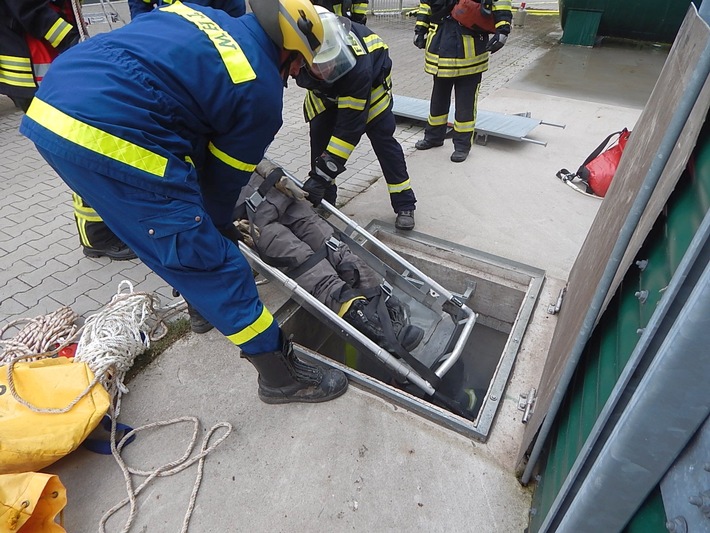 FW-KLE: Entscheidungen in Sekunden - Freiwillige Feuerwehr Bedburg-Hau und THW Kleve trainieren den Ernstfall