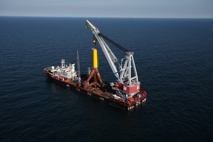 Fundament für Trianel Windpark Borkum steht / 40 Tripods vor Borkum errichtet (BILD)