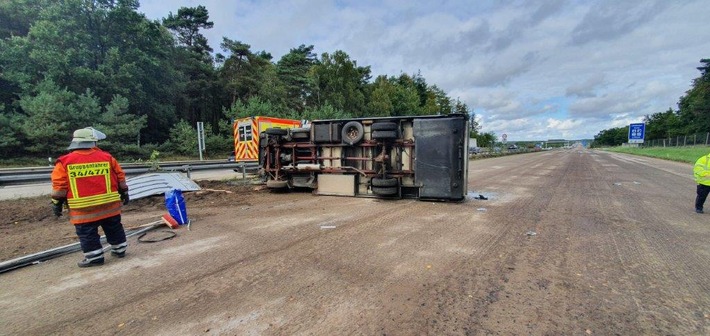 POL-HK: Schwarmstedt: Tätlicher Angriff auf Polizeibeamte; BAB7: Wohnmobilunfall; Wietzendorf: Unfälle mit Vollsperrung auf der B3; Schneverdingen: Diebstahl aus unverschlossenem Pkw