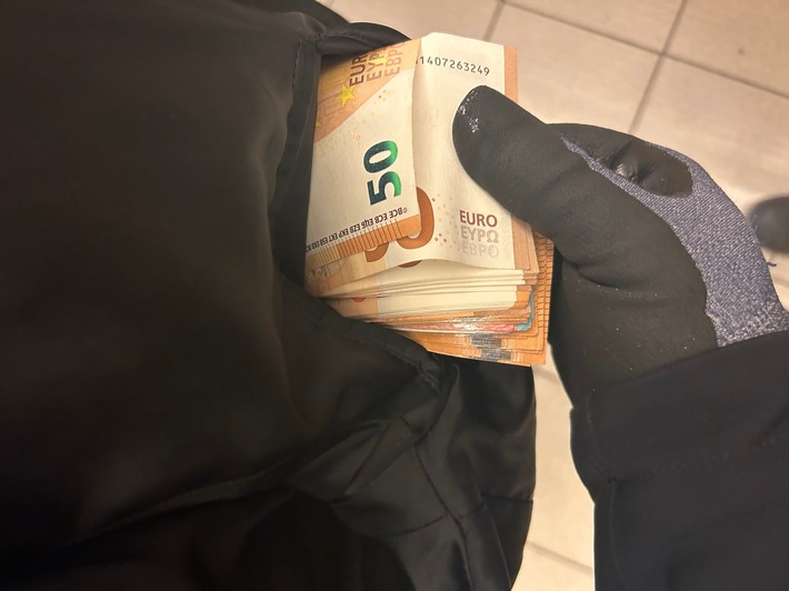 HZA-DD: Bargeld im Wert von über 100.000 Euro sichergestellt / Zoll kontrolliert Reisezug
