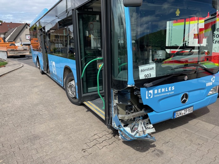 POL-PDKL: Schulbus streift Lkw