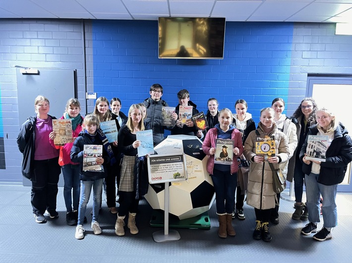 „Pinguin Post“ schnuppert Stadionluft – Beste Printzeitung aus Westfalen zu Besuch beim SC Paderborn 07