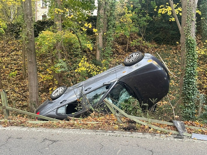 POL-ME: Spektakulärer Alleinunfall: 18-Jähriger leicht verletzt - Velbert - 2111045