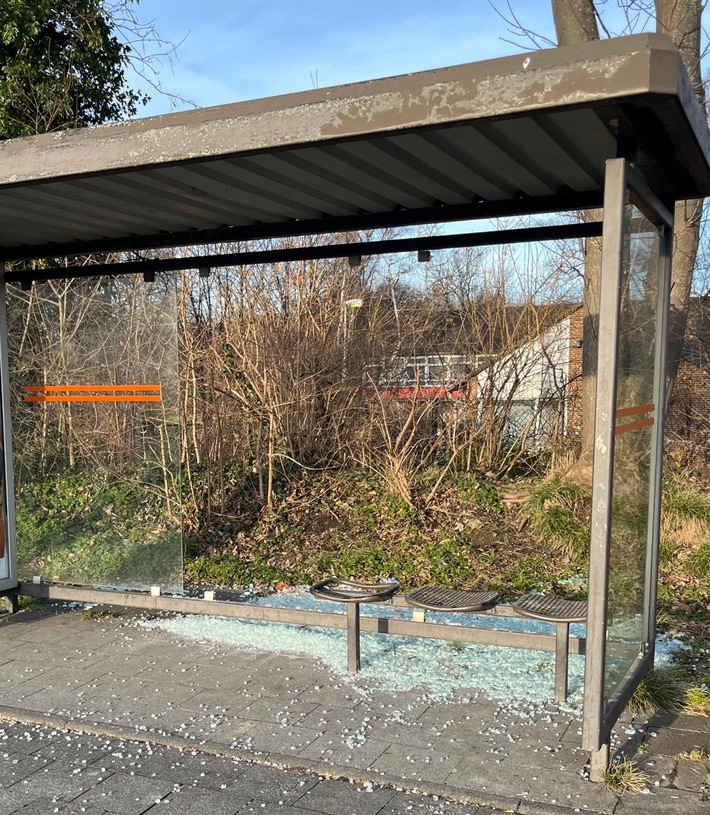 POL-NE: Unbekannte schlagen Scheiben an Bushaltestellen ein - Zeugenaufruf