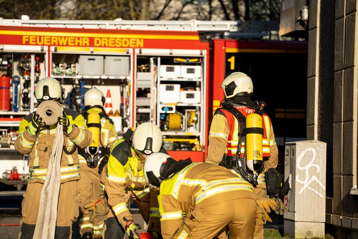 FW Dresden: Brand & Verkehrsunfall mit Verletzten