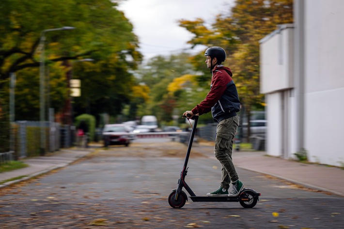 Schnelle Flitzer auf Abwegen / ADAC: Unfallrisiko von E-Scootern ernst nehmen