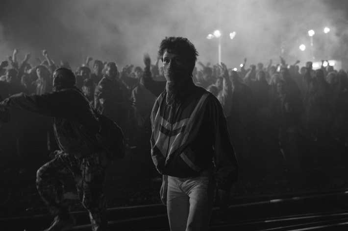 ZDF-Koproduktion &quot;Wir sind jung. Wir sind stark.&quot; erneut ausgezeichnet / Burhan Qurbani erhält &quot;Friedenspreis des Deutschen Films - Die Brücke&quot; (FOTO)