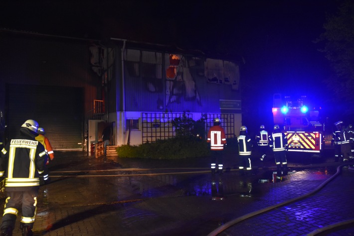 POL-STD: Brand auf einem Anwesen in Balje richtet ca. 100.000 Euro Schaden an, Unbekannte entwenden schweres Baumaschinenzubehör in Drochtersen, Einbrecher in Harsefeld und Buxtehude