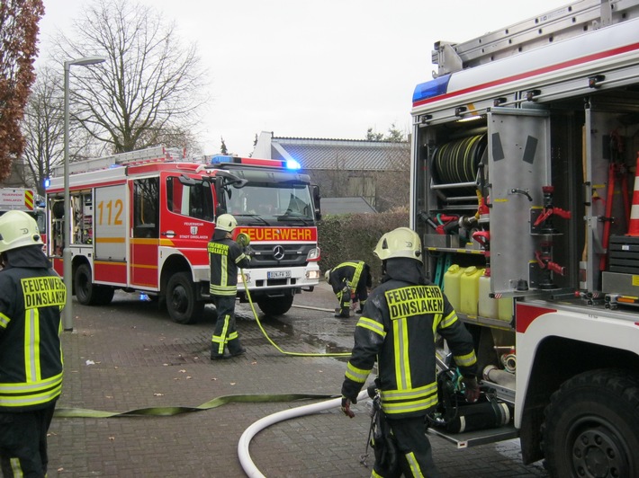 FW Dinslaken: Brandeinsatz
Zimmerbrand in einem 5-Famielienhaus