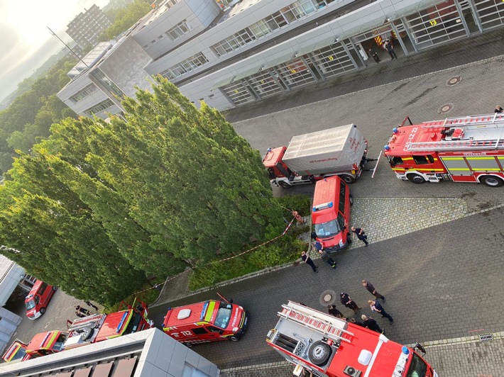 FW-RE: Unwetter fordert Feuerwehr in Recklinghausen - Zimmerbrand am Abend ohne Verletzte - Kräfte unterstützen in Bochum und Wuppertal