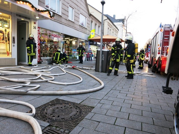 FW-AR: Brennendes Laub sorgt für Feuerwehreinsatz in Neheimer Fußgängerzone