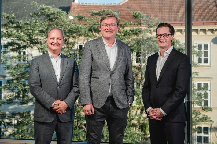 Eugenio Carlon (Materna), Uwe Scariot (Materna, Vorstand Cross Market Services), Dr. Christian Polster (RADAR) bei der Vertragsunterzeichnung in Wien / Weiterer Text über ots und www.presseportal.de/nr/15295 / Die Verwendung dieses Bildes ist für redaktionelle Zwecke unter Beachtung ggf. genannter Nutzungsbedingungen honorarfrei. Veröffentlichung bitte mit Bildrechte-Hinweis. Eugenio Carlon (Materna), Uwe Scariot (Materna, Vorstand Cross Market Services), Dr. Christian Polster (RADAR) bei der Vertragsunterzeichnung in Wien / Weiterer Text über ots und www.presseportal.de/nr/15295 / Die Verwendung dieses Bildes ist für redaktionelle Zwecke unter Beachtung ggf. genannter Nutzungsbedingungen honorarfrei. Veröffentlichung bitte mit Bildrechte-Hinweis.