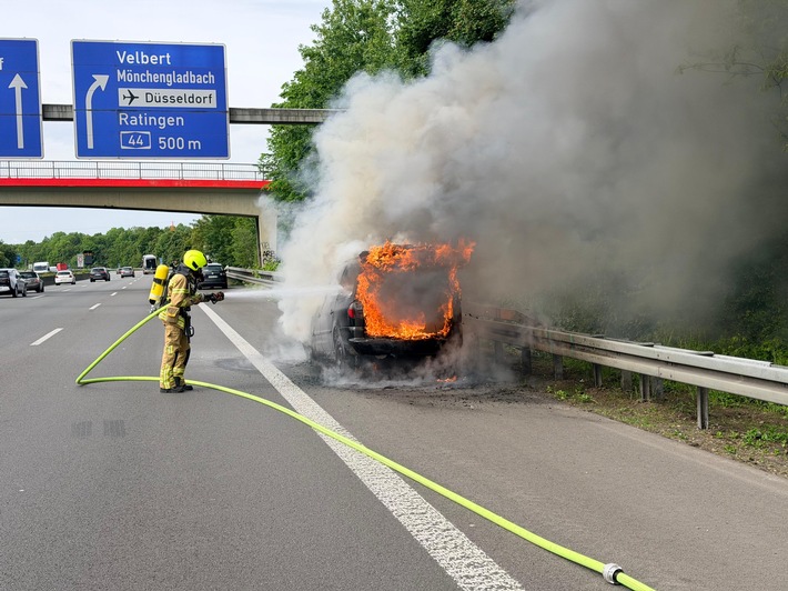 FW Ratingen: PKW-Brand auf der BAB 52