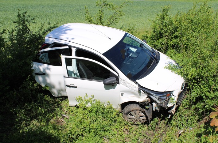 POL-MI: Auto landet in Straßengraben