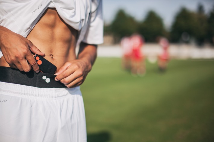 Millionenfinanzierung für Frankfurter Fußball-Start-up / Das Frankfurter Fußball-Start-up TRACKTICS hat einen Fitness-Tracker speziell für Fußballl entwickelt und nun eine Millionenfinanzierung erhalten