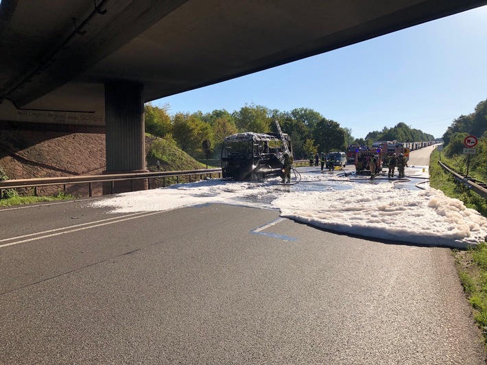 POL-PDLD: Vollbrand eines Reisebusses nach Motorschaden