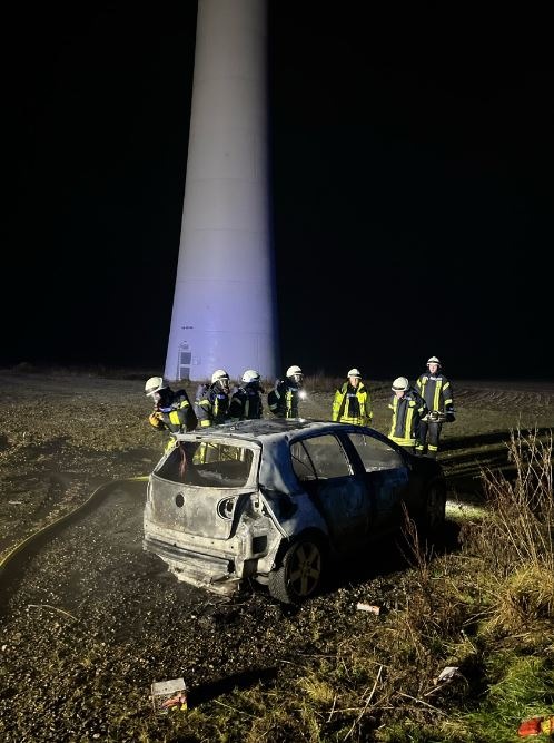 POL-HX: Pkw brennt durch verfrühtes Feuerwerk ab