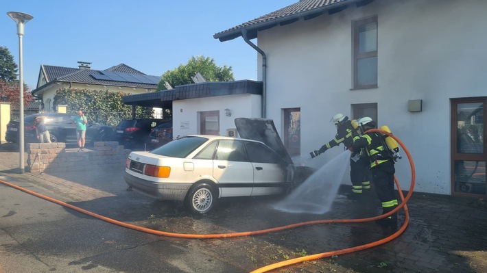 FW Hennef: B 3 - PKW Brand, Sirenenalarm, Feuerwehr verhindert Brandausbreitung auf Gebäude