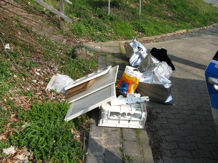 POL-HOL: Wilde Müllkippe an der B 83 in der Gemarkung Bodenwerder: Haushaltsmüll entsorgt - Kein Hinweis auf Unweltfrevler -