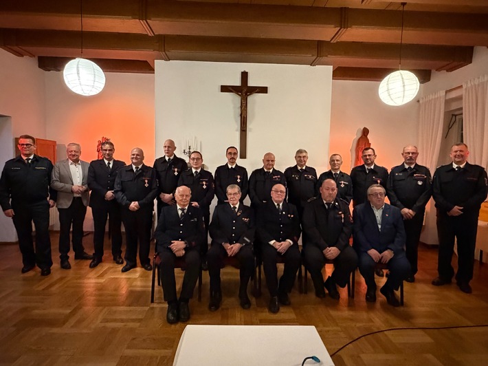 FW Grevenbroich: Feuerwehr Grevenbroich ehrt zahlreiche Jubilare