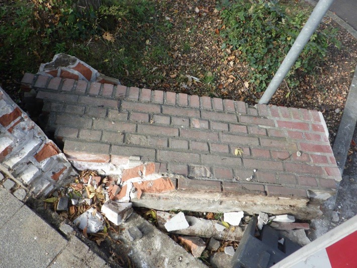 POL-KLE: Straelen - Unfallflucht-Mauerteil umgestürzt