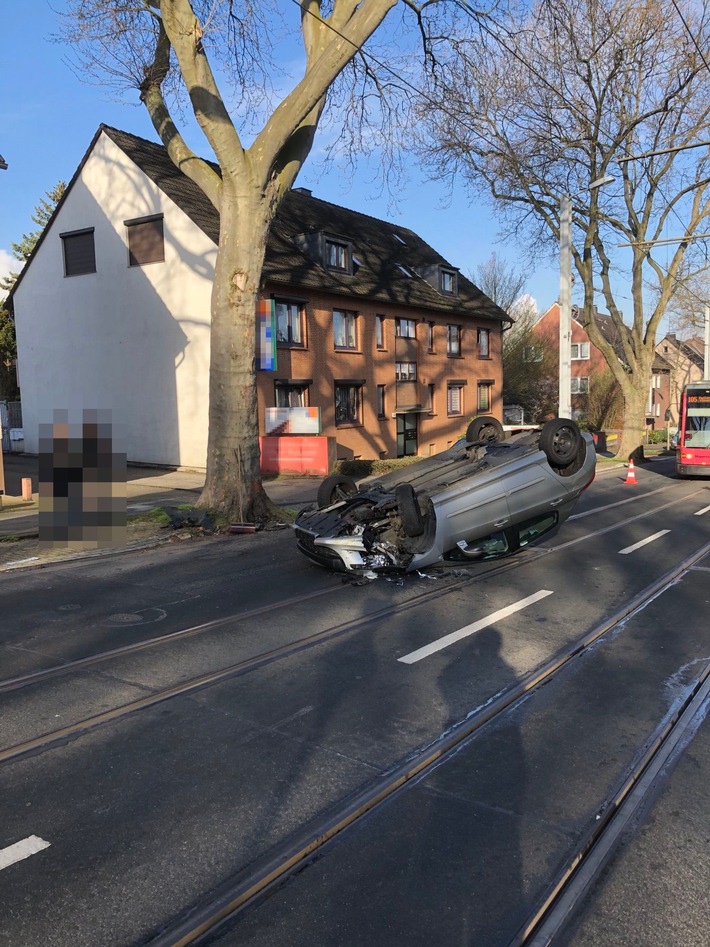 POL-E: Essen: Fahrzeug überschlägt sich und bleibt auf Dach liegen - Fahrer unverletzt