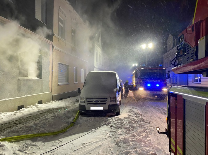 FW-GE: Zwei parallele Brandeinsätze beschäftigen die Feuerwehr Gelsenkirchen am Sonntagabend