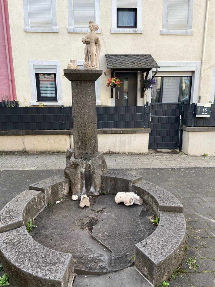 POL-PDTR: Sachbeschädigung am Peter-Roth-Platz