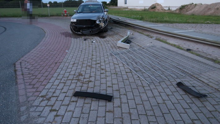 POL-DEL: Landkreis Oldenburg: Verkehrsunfall mit hohem Sachschaden in Ganderkesee +++ Führerschein des Verursachers beschlagnahmt