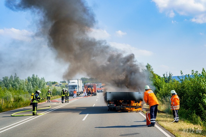 POL-HM: Lkw gerät auf Bundesstraße 442 in Brand - Beifahrer nach kurzer Flucht festgenommen