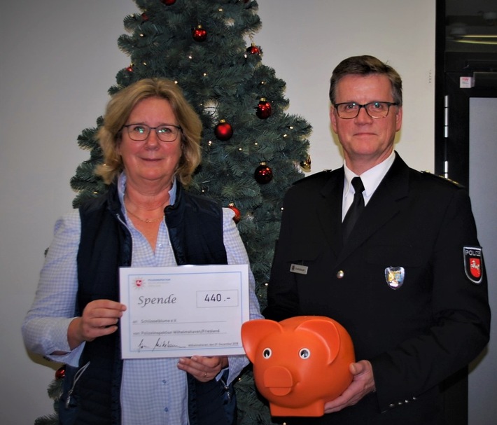 POL-WHV: Die Polizeiinspektion Wilhelmshaven/Friesland spendet 440 EURO an die Schlüsselblume e.V. - eine Unterstützung für die Informations- und Beratungsstelle gegen sexuelle Gewalt (Foto)