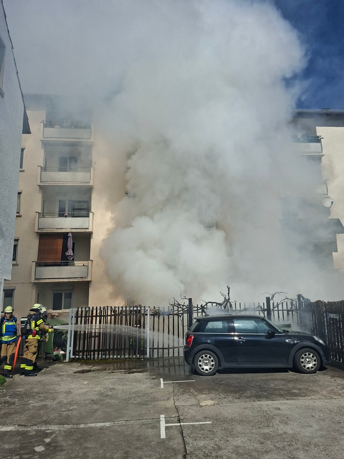 FW Stuttgart: PKW-Brand droht auf Gebäude überzugreifen