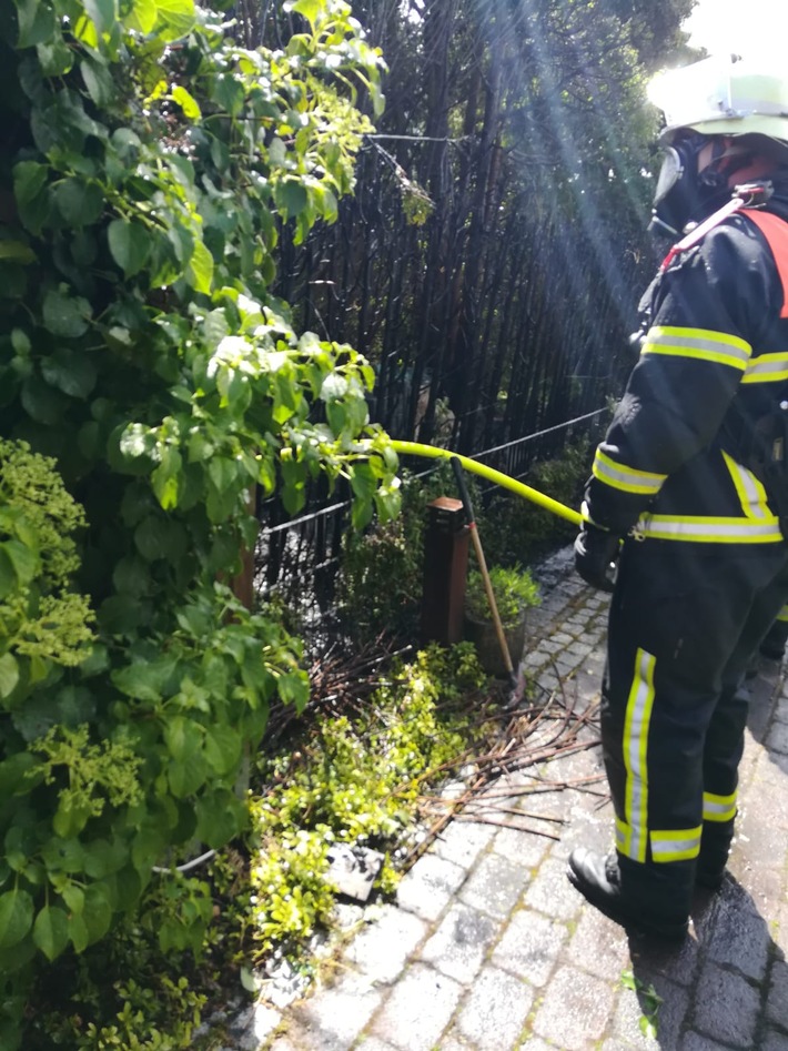 POL-STD: Mit Brenner Hecke und Schuppen im Alten Land in Brand gesetzt