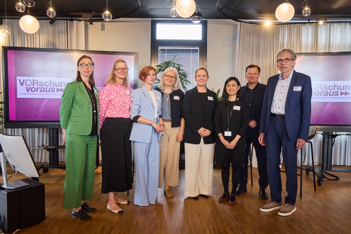 V.l.n.r.: Dr. Klaudia Lepka (Alexion Pharma), Sabine Reinstädler (AstraZeneca), Dr. Jasmina Kirchhoff (Institut der deutschen Wirtschaft), Tessa Wolf (AstraZeneca), Alexandra Bishop (AstraZeneca), Pilar Saladores (AstraZeneca Computational Pathology), Dr. Niko Andre (AstraZeneca), Andreas Storm (DAK-Gesundheit) / Weiterer Text über ots und www.presseportal.de/nr/18044 / Die Verwendung dieses Bildes für redaktionelle Zwecke ist unter Beachtung aller mitgeteilten Nutzungsbedingungen zulässig und dann auch honorarfrei. Veröffentlichung ausschließlich mit Bildrechte-Hinweis.